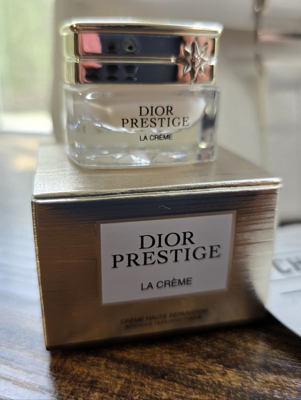 Dior 6-Piece Beauty Set: White Cosmetic Pouch with Mini Skincare & Fragrance Set - Picture 2 of 7